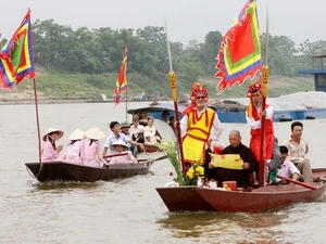 Chu Dong Tu, Tien Dung festival performance on Red River. Photo: VNA